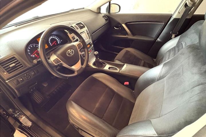Sort Toyota Avensis fra 2014
