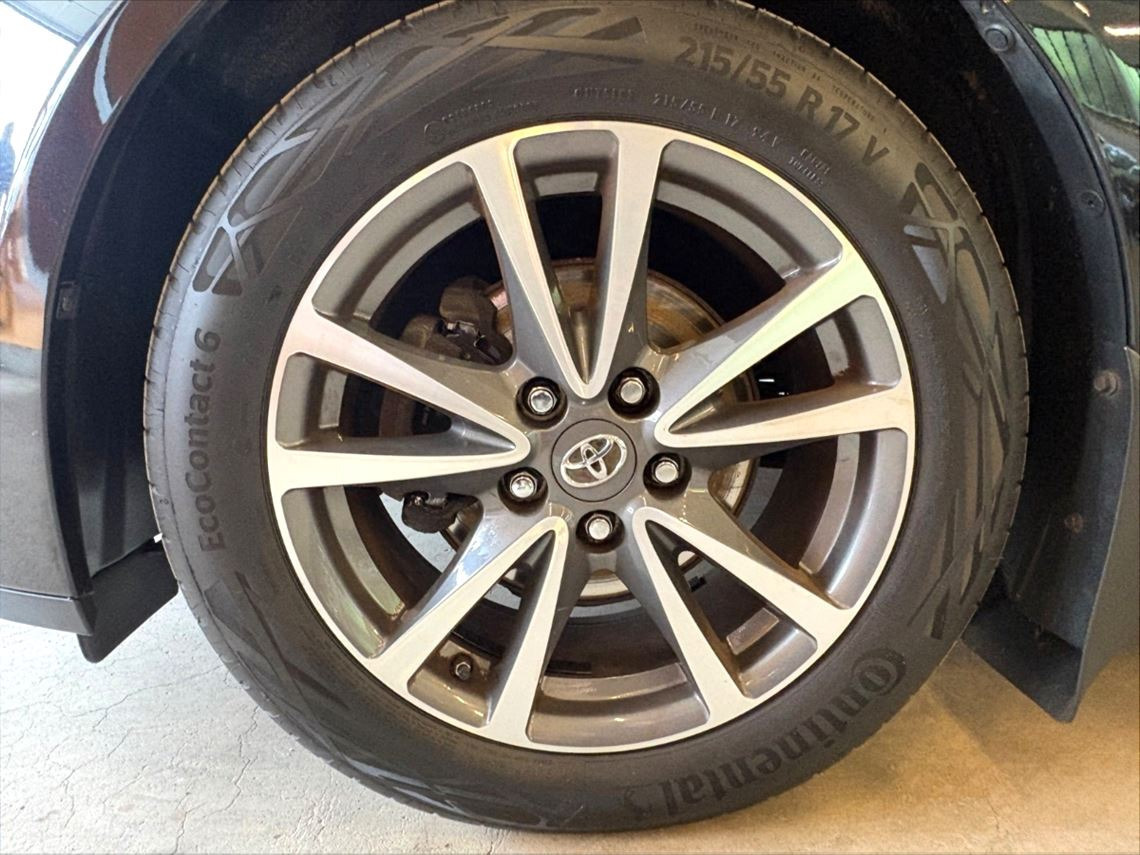 Sort Toyota Avensis fra 2014