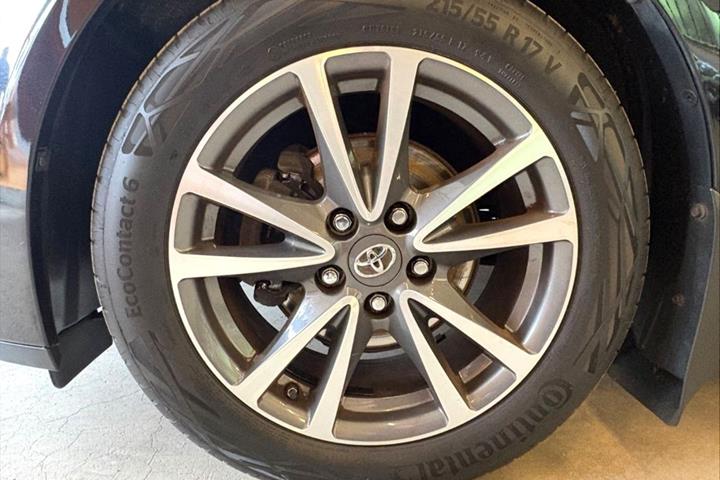 Sort Toyota Avensis fra 2014