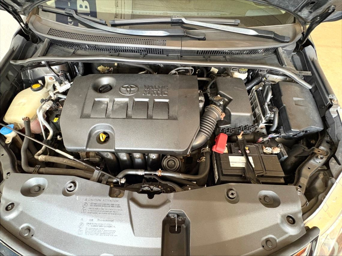 Sort Toyota Avensis fra 2014