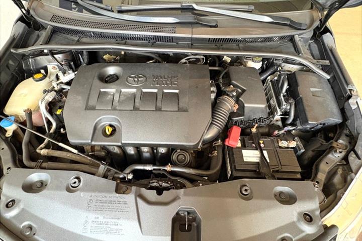 Sort Toyota Avensis fra 2014