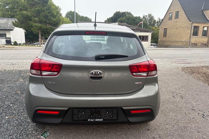 Grå Kia Rio fra 2017