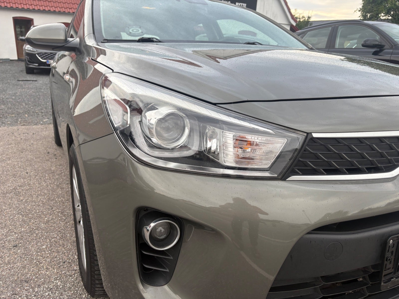 Grå Kia Rio fra 2017