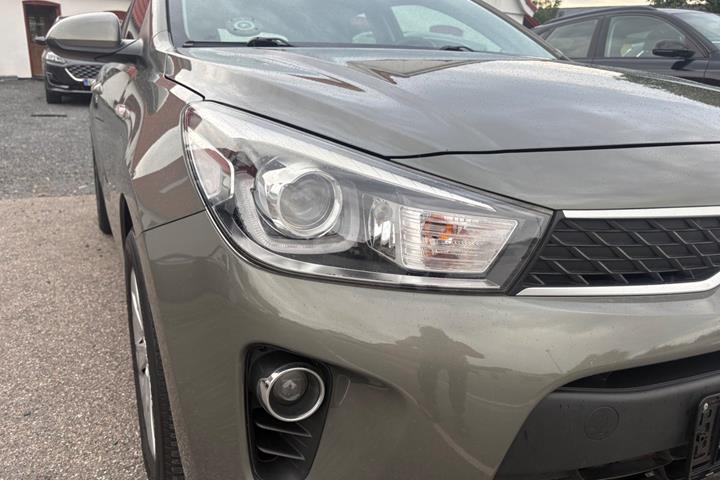 Grå Kia Rio fra 2017
