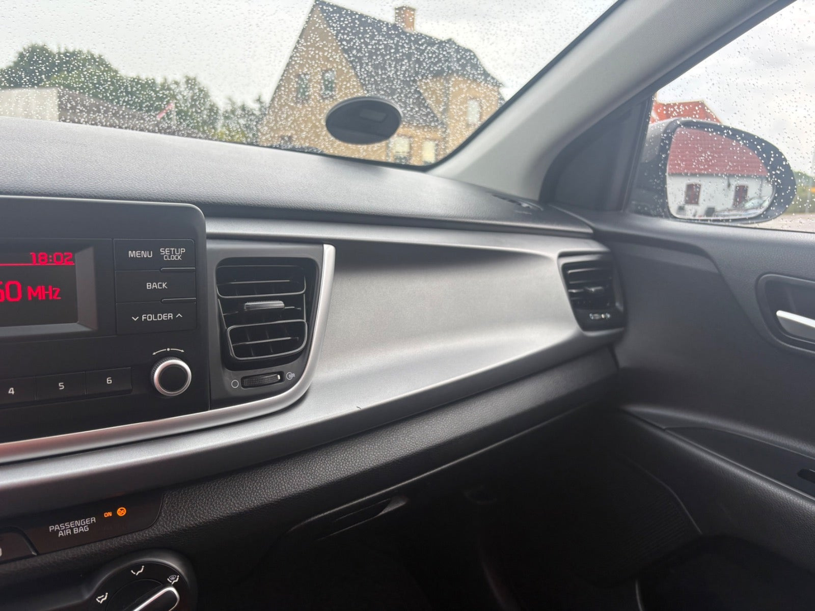 Grå Kia Rio fra 2017