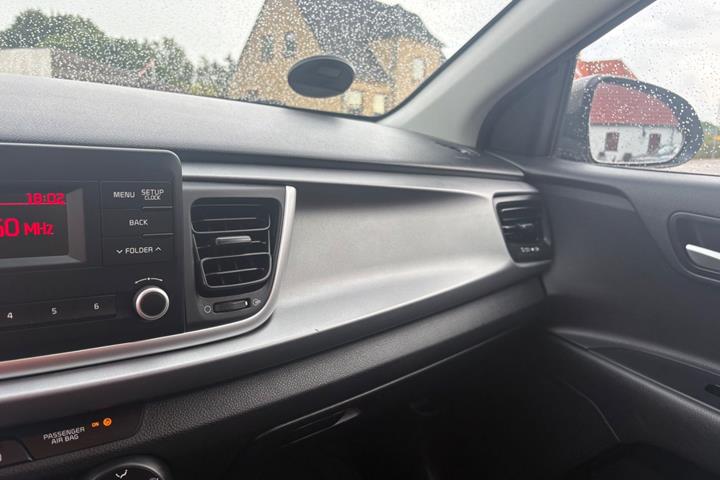 Grå Kia Rio fra 2017