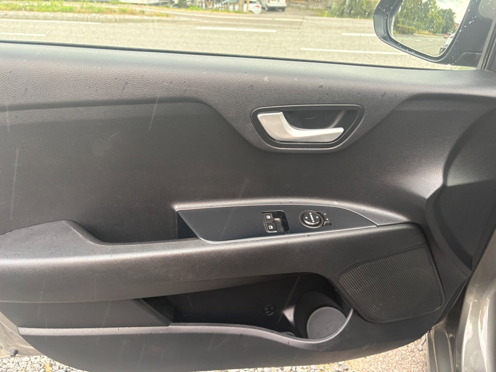 Grå Kia Rio fra 2017