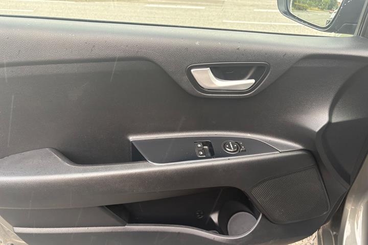 Grå Kia Rio fra 2017