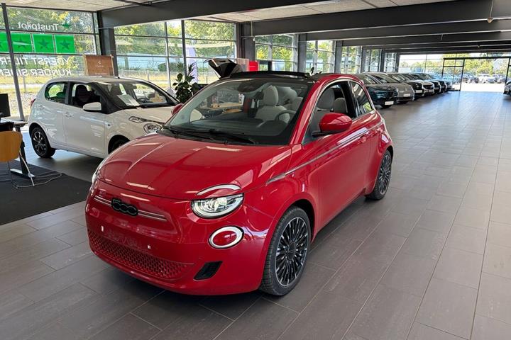 Rød Fiat 500e fra 2024