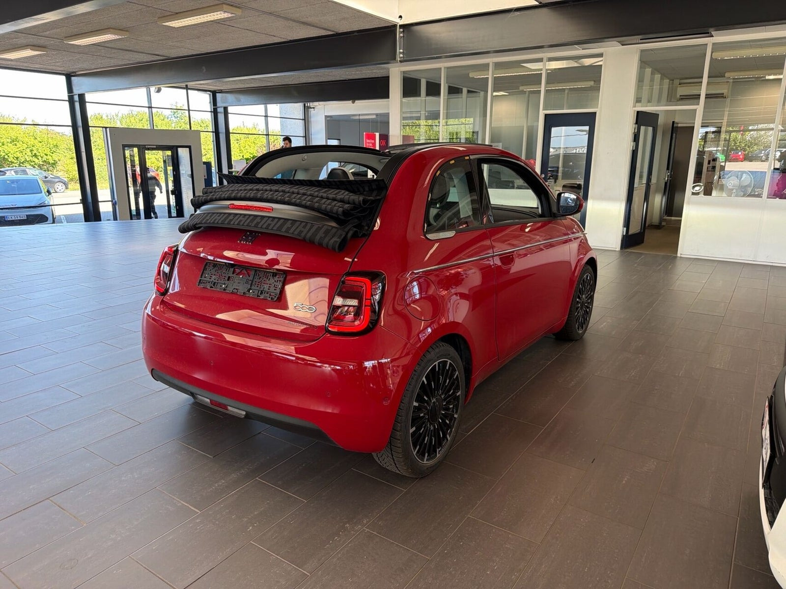Rød Fiat 500e fra 2024