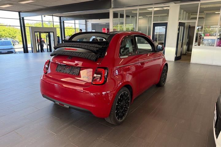 Rød Fiat 500e fra 2024