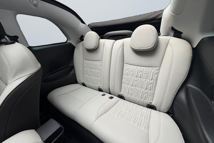 Rød Fiat 500e fra 2024