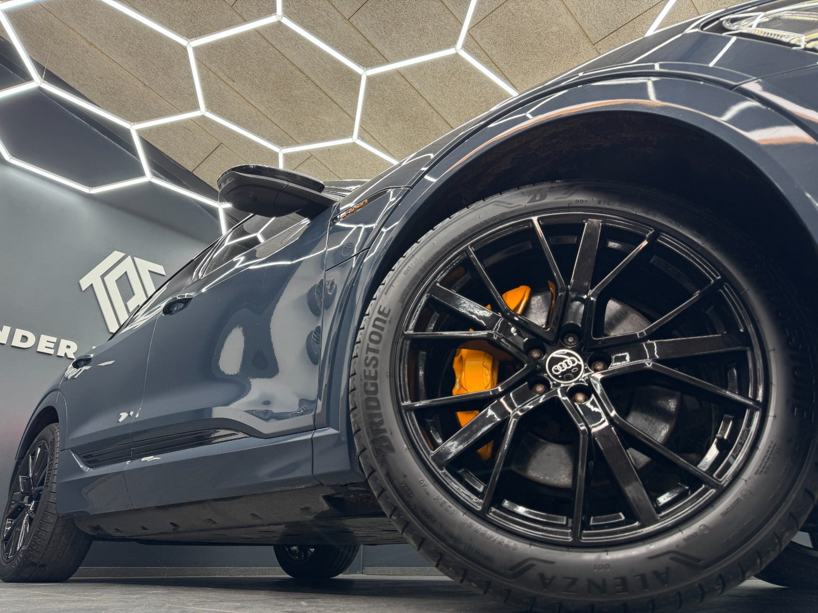 Blå Audi e-tron fra 2023