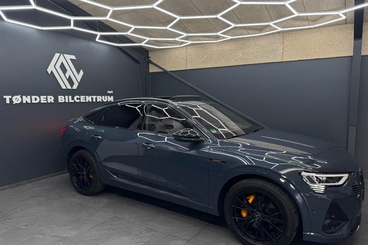 Blå Audi e-tron fra 2023