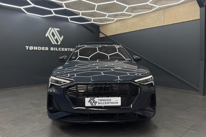 Blå Audi e-tron fra 2023