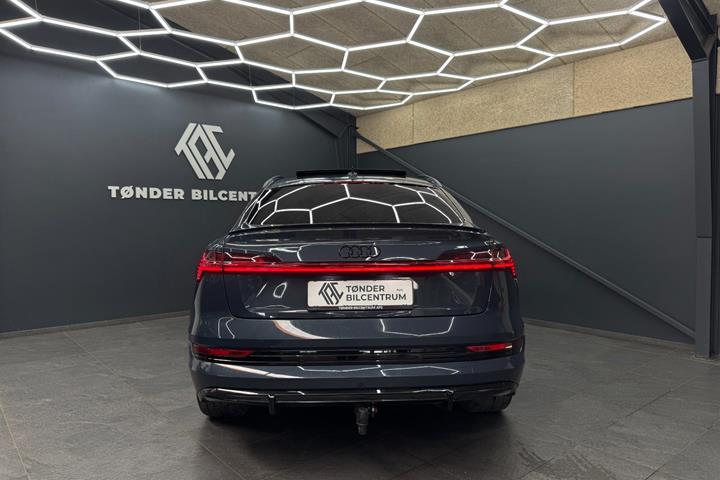 Blå Audi e-tron fra 2023
