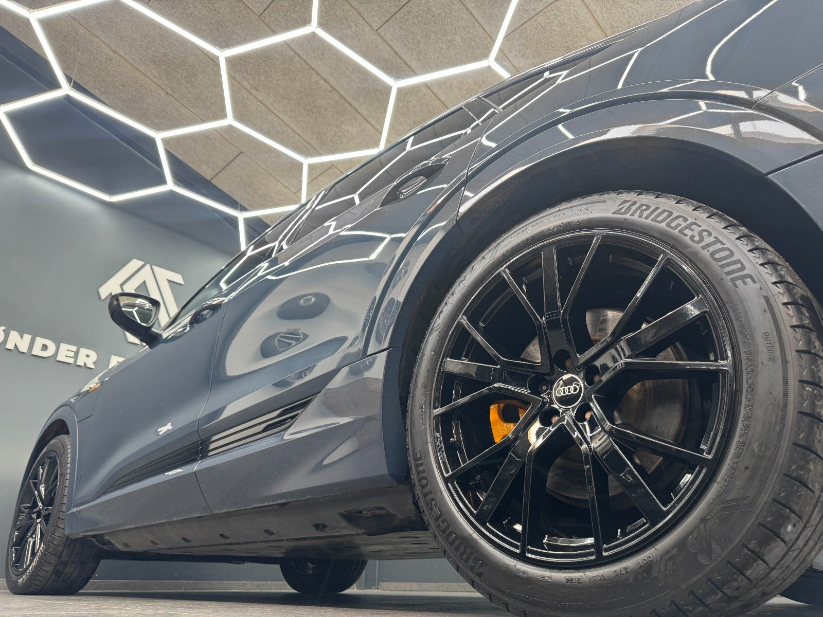 Blå Audi e-tron fra 2023