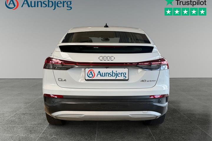 Hvid Audi Q4 e-tron fra 2023