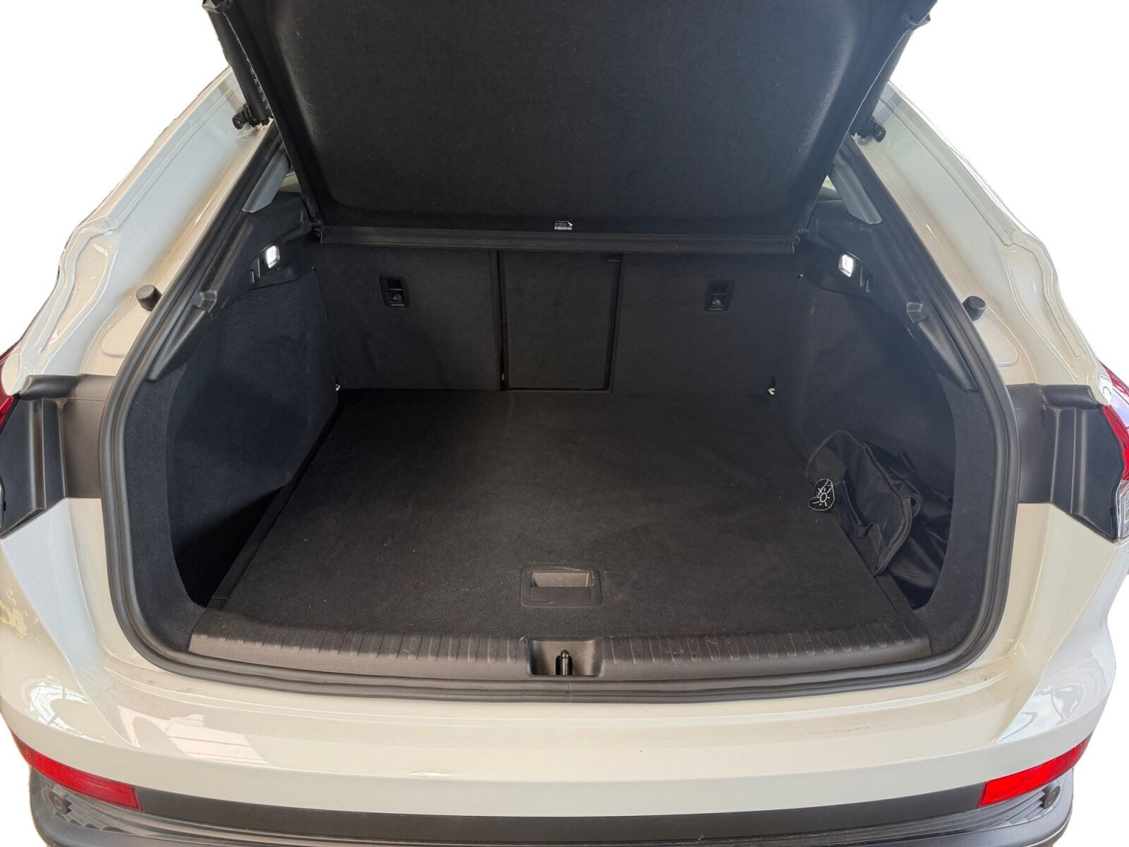 Hvid Audi Q4 e-tron fra 2023