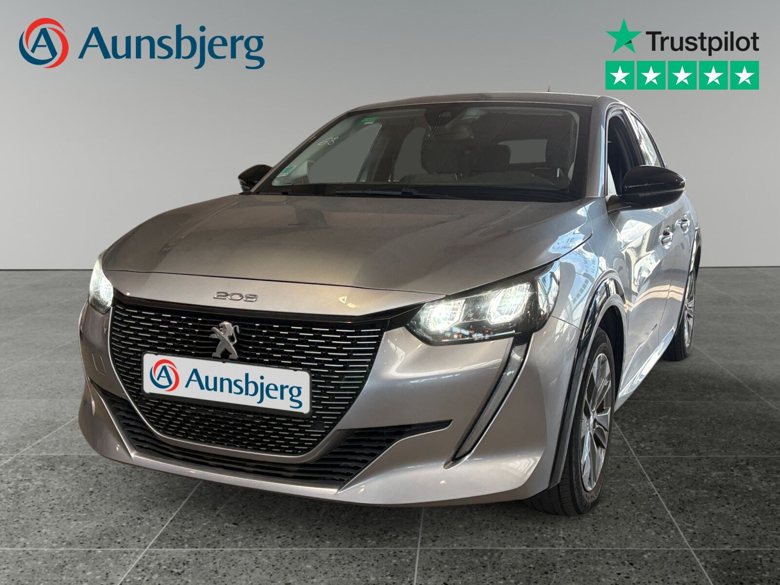 Grå Peugeot e-208 fra 2023