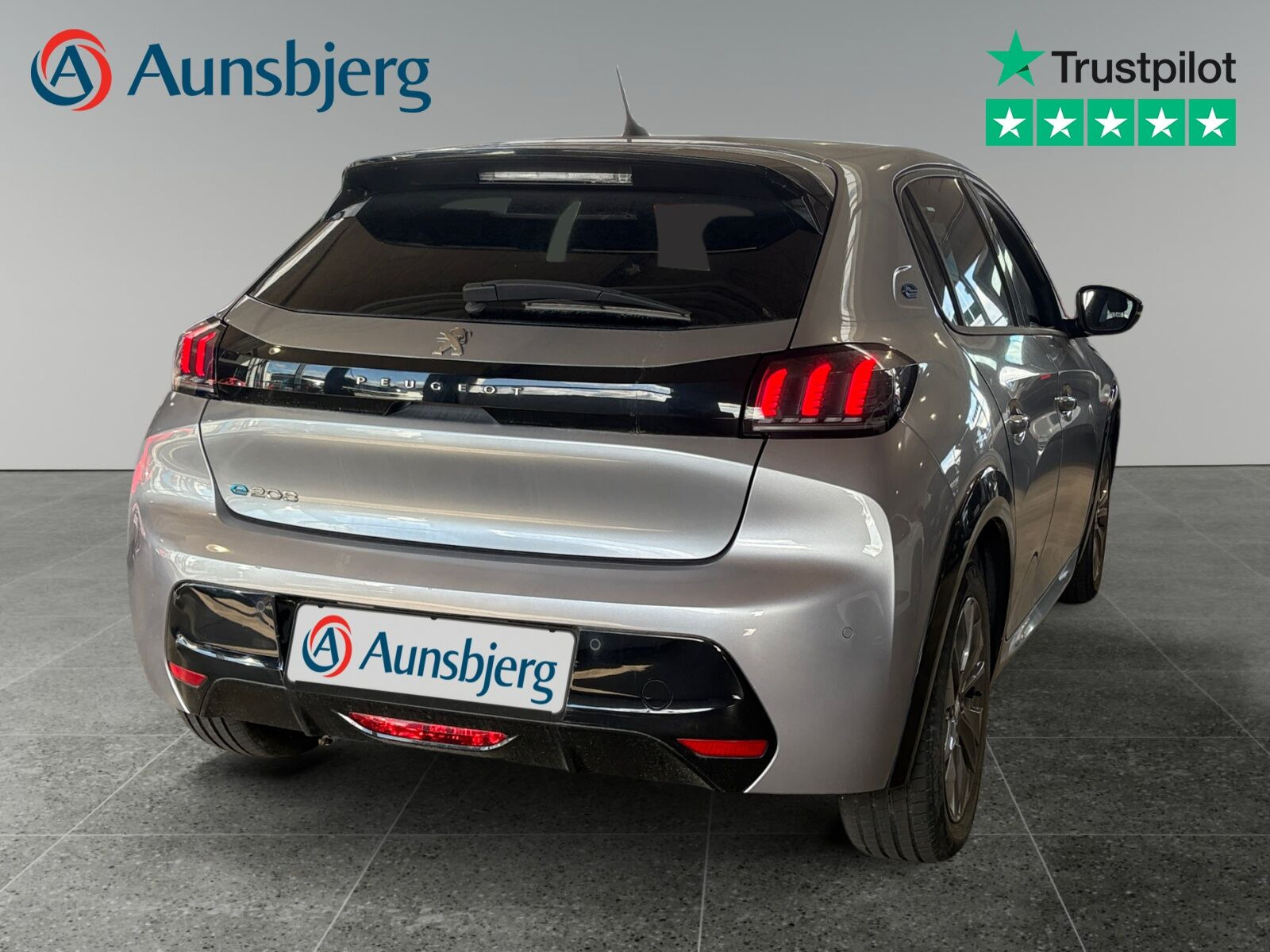 Grå Peugeot e-208 fra 2023
