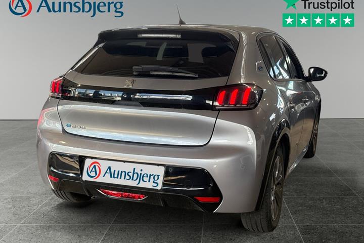 Grå Peugeot e-208 fra 2023