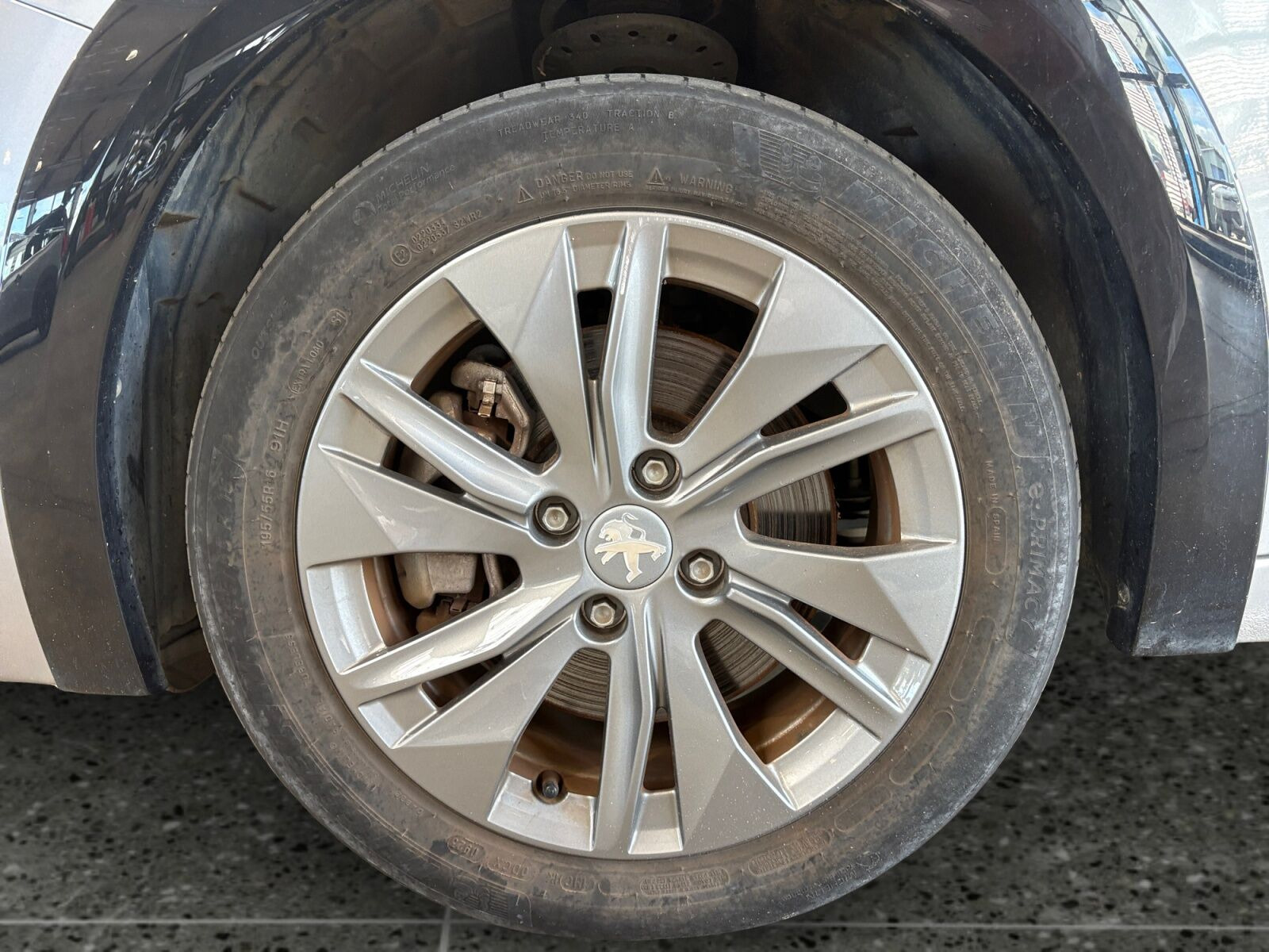 Grå Peugeot e-208 fra 2023