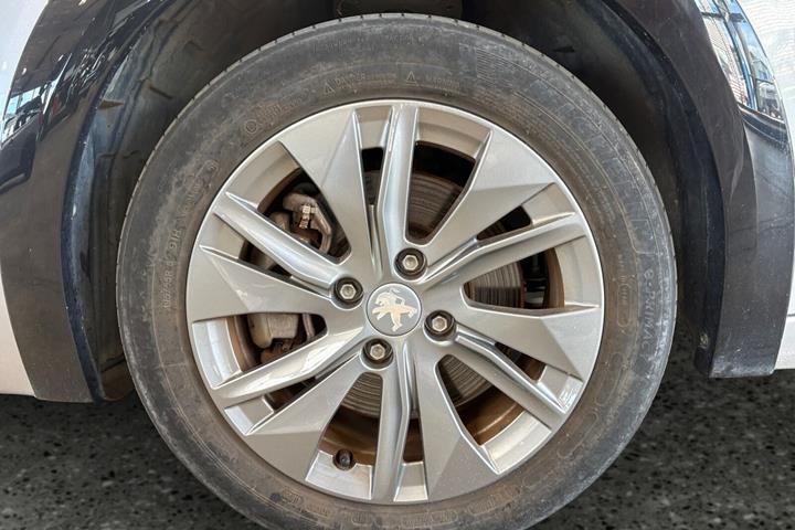 Grå Peugeot e-208 fra 2023