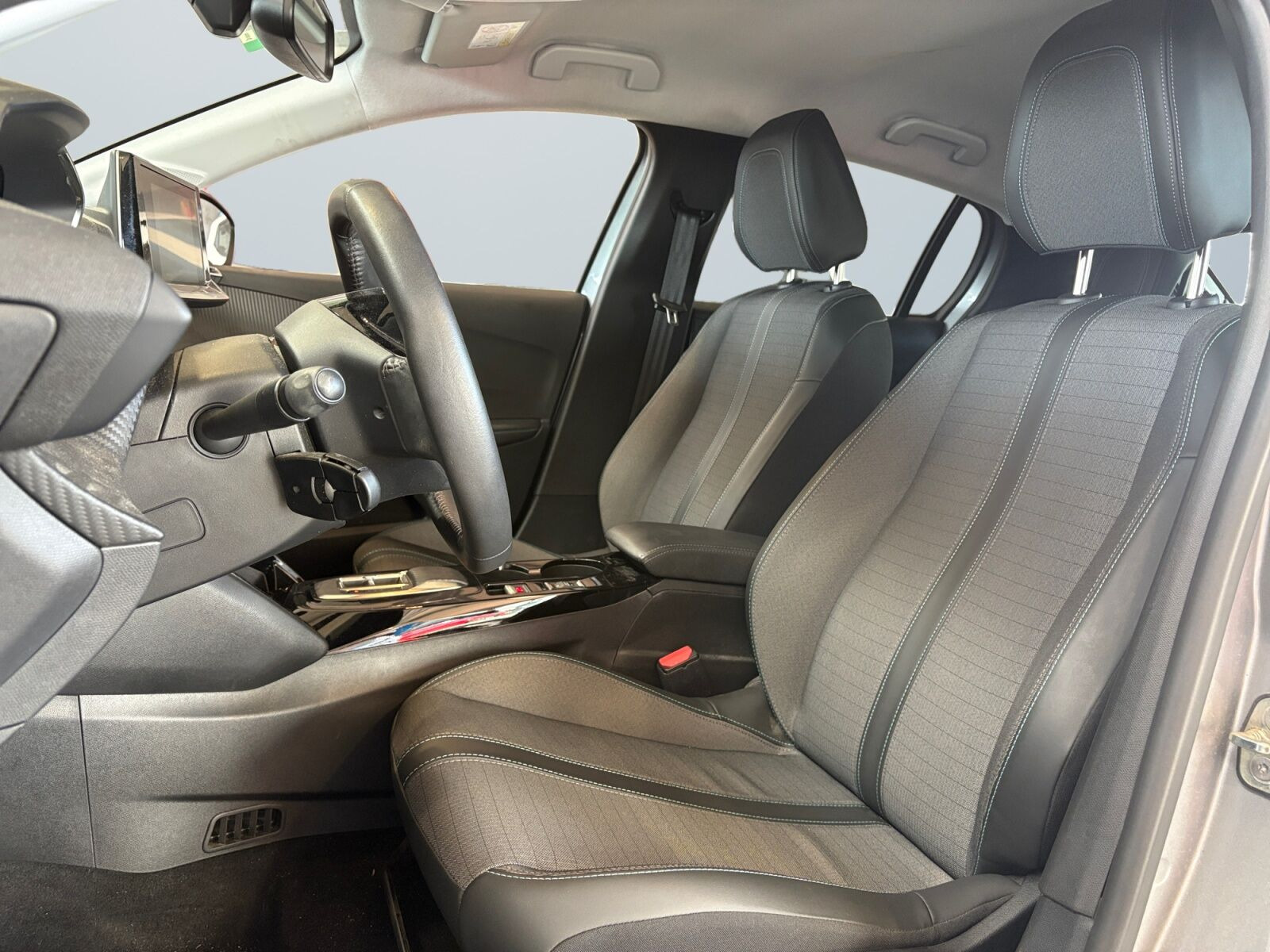 Grå Peugeot e-208 fra 2023
