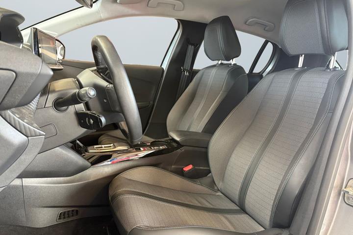 Grå Peugeot e-208 fra 2023