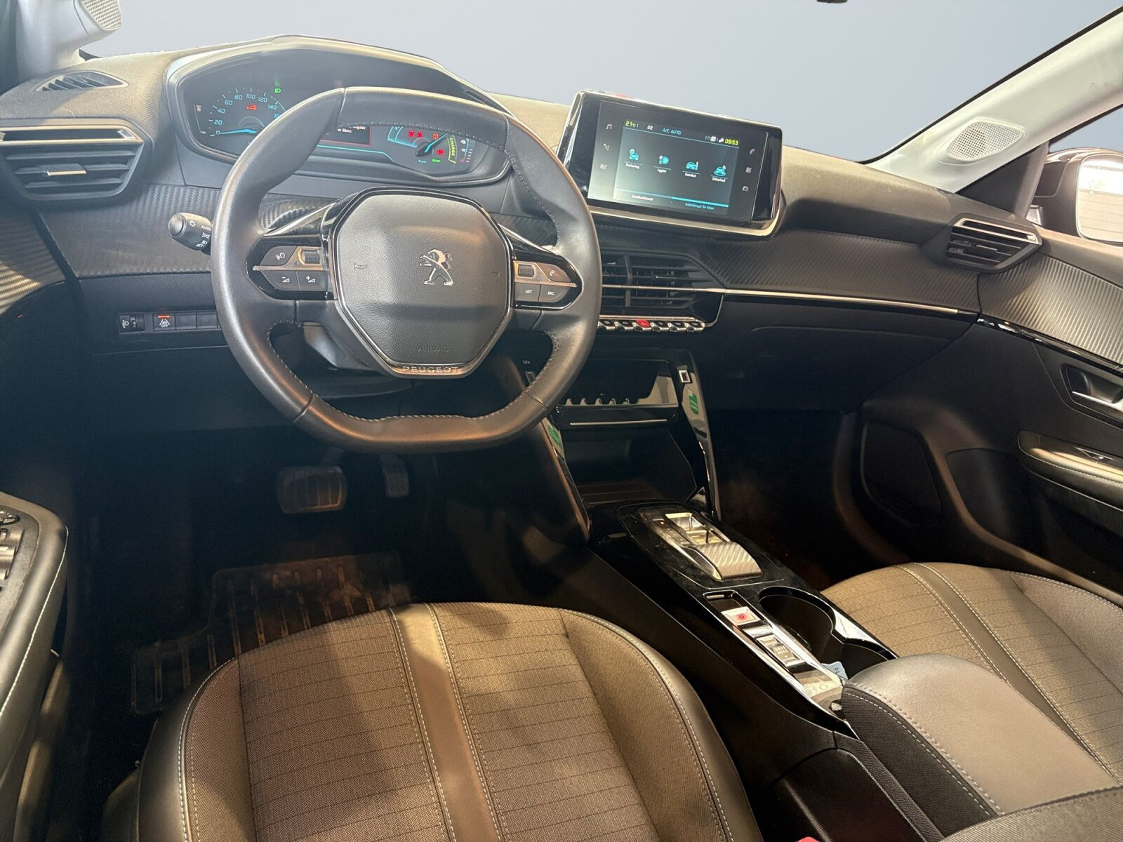 Grå Peugeot e-208 fra 2023