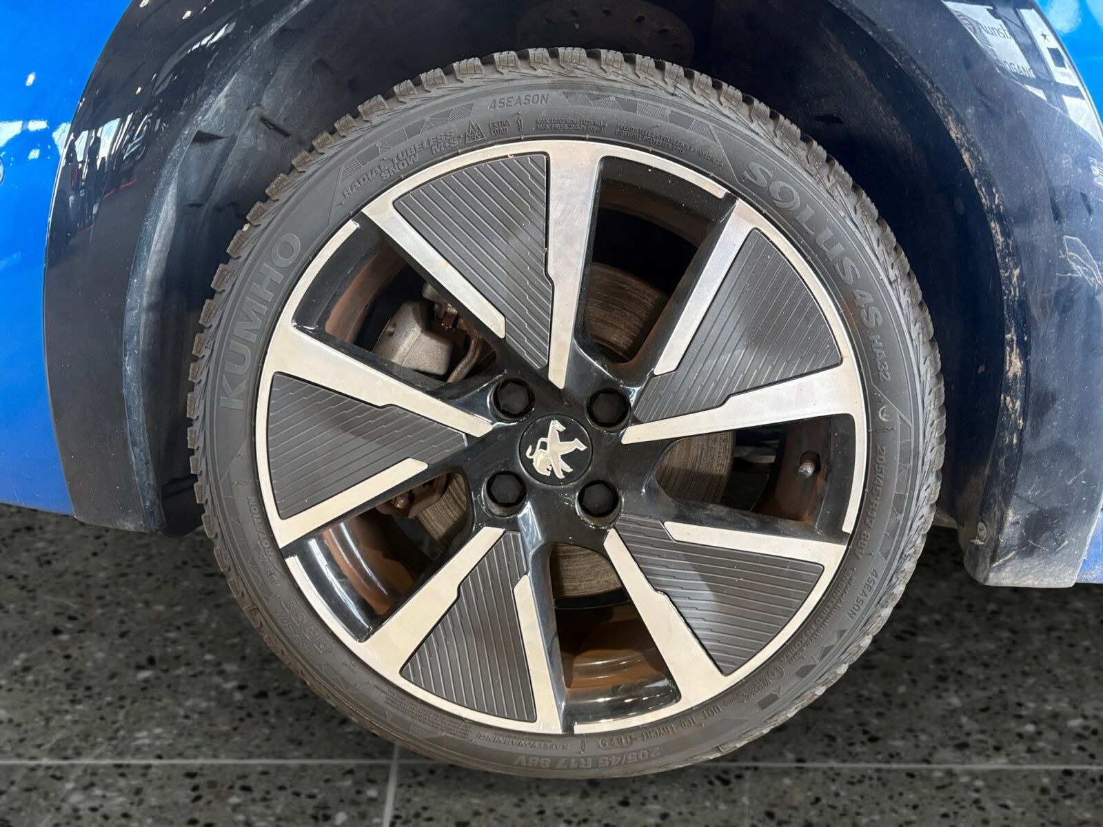 Blå Peugeot e-208 fra 2022