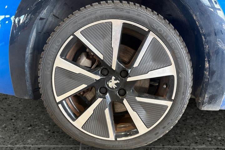 Blå Peugeot e-208 fra 2022