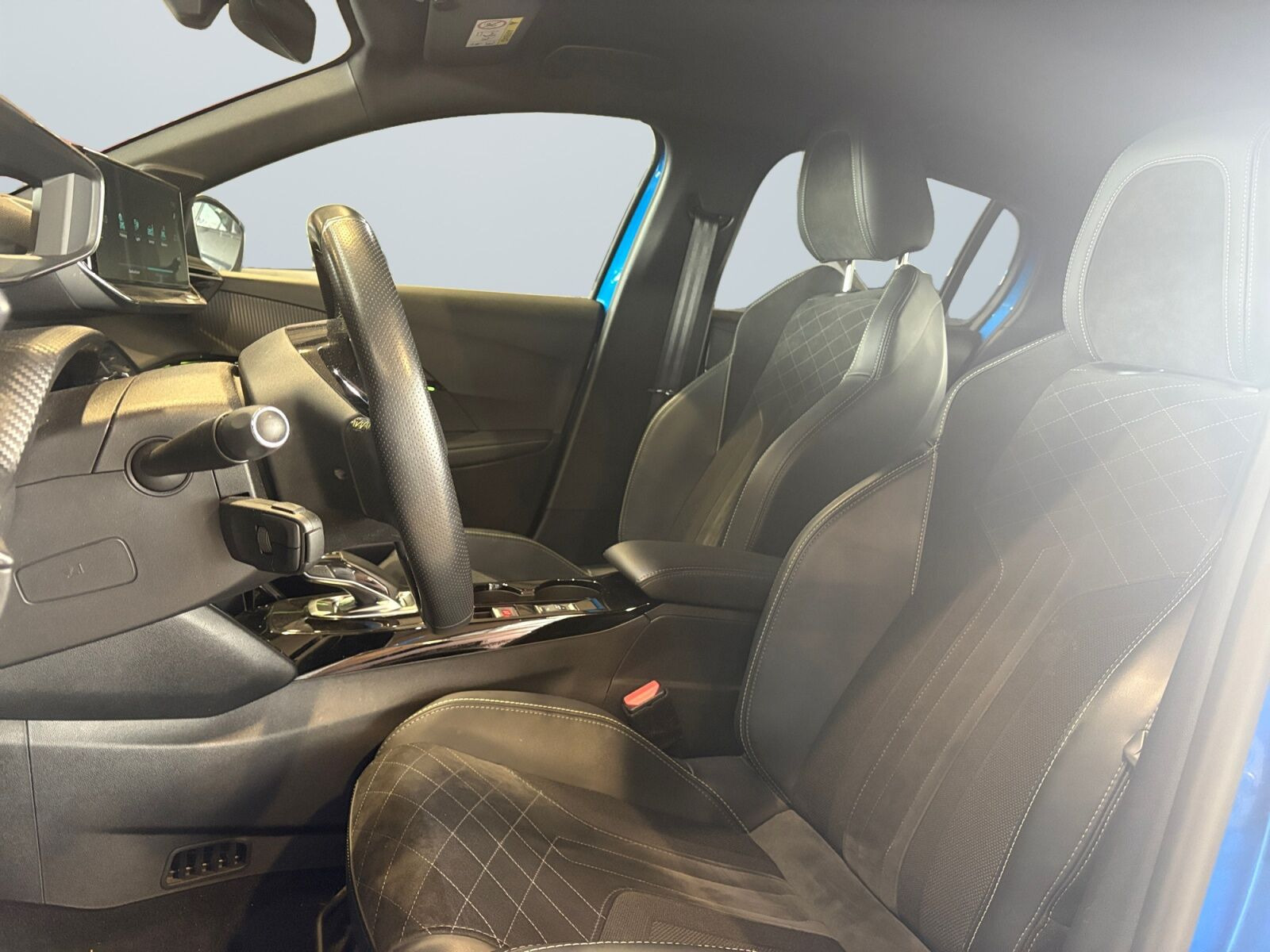 Blå Peugeot e-208 fra 2022