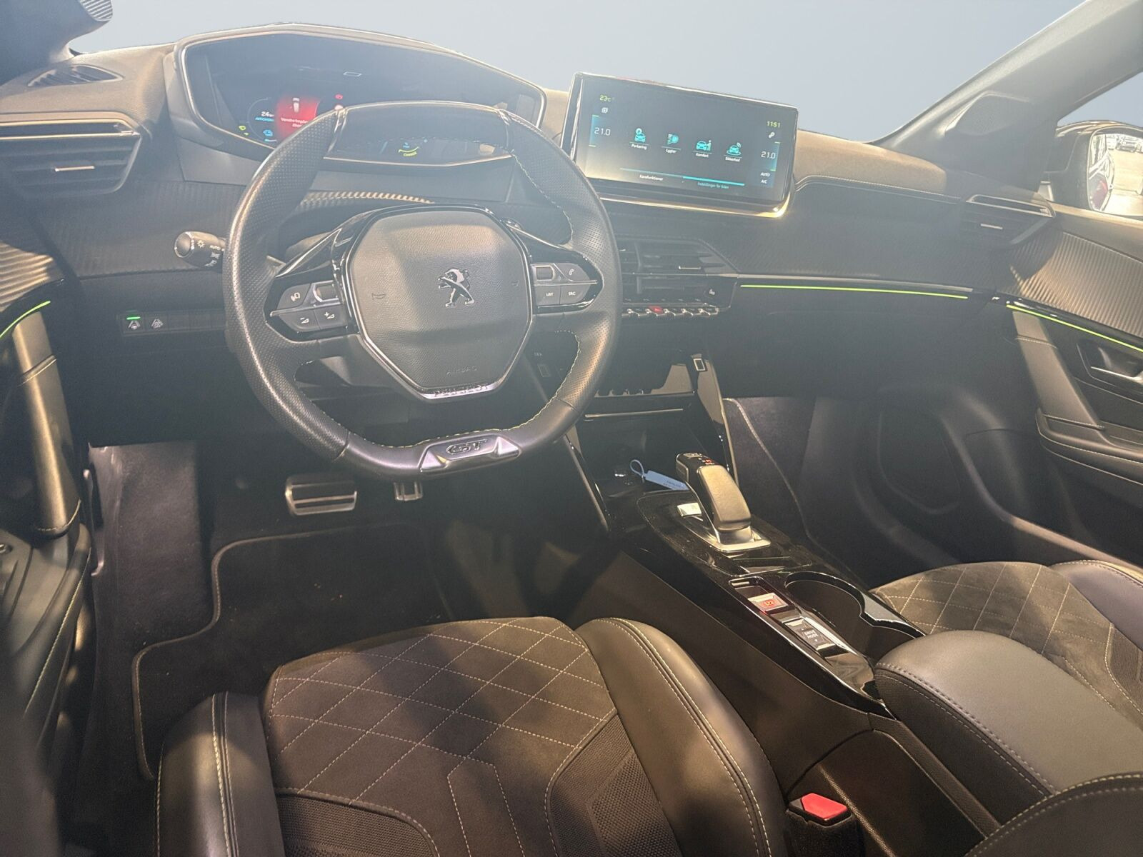 Blå Peugeot e-208 fra 2022