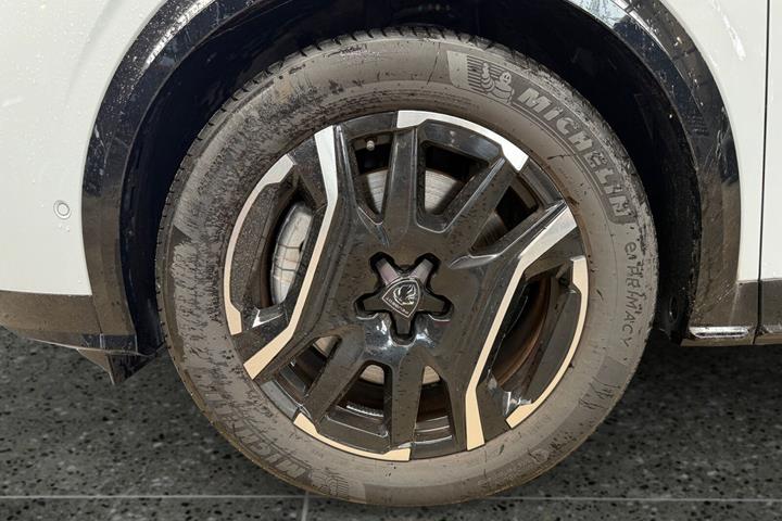 Hvid Peugeot e-5008 fra 2025