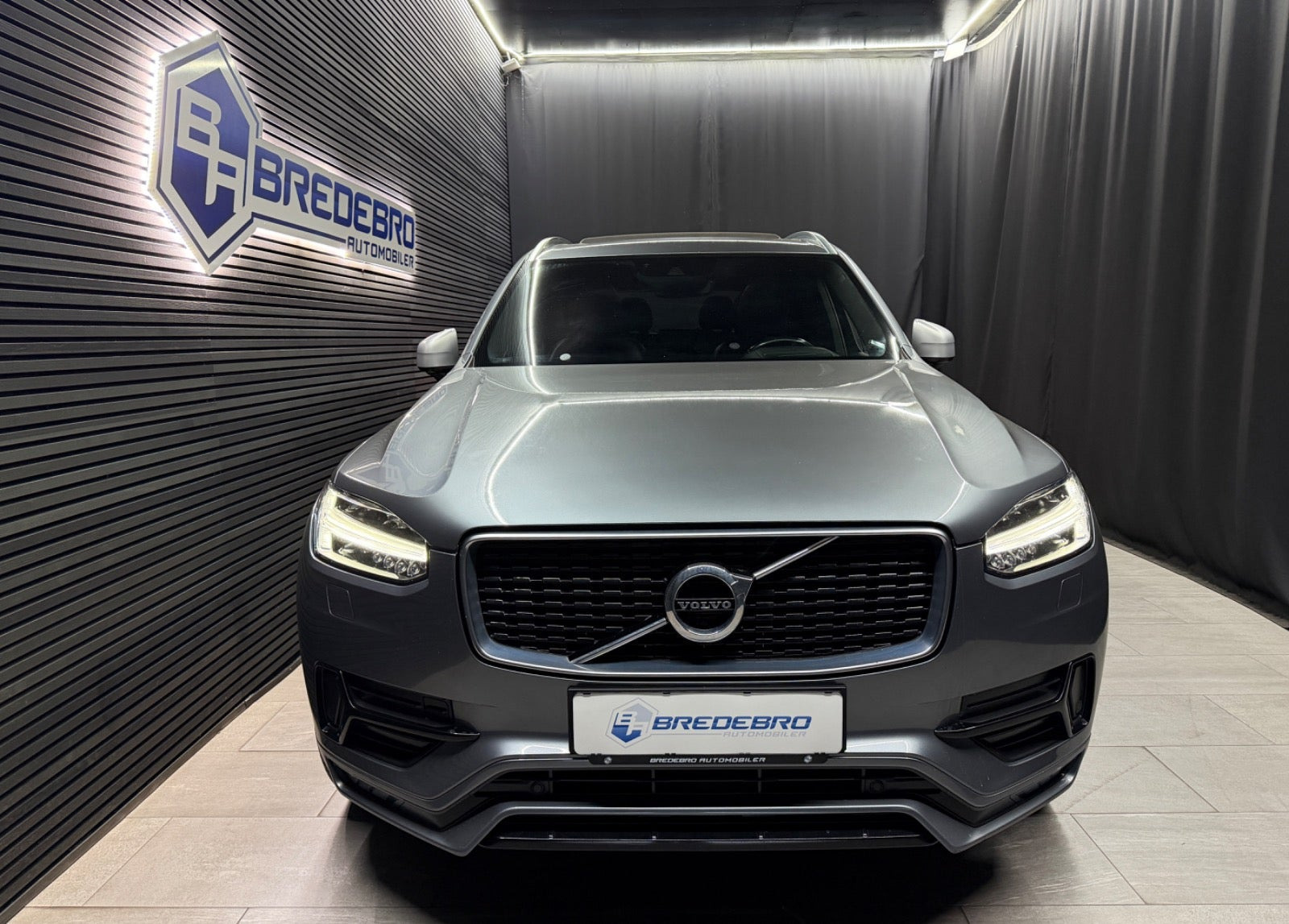 Grå Volvo XC90 fra 2019