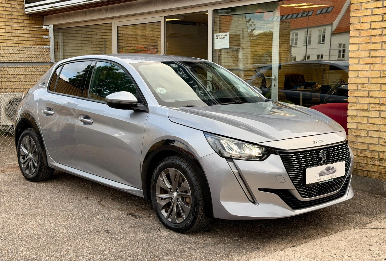 Sølv Peugeot e-208 fra 2021