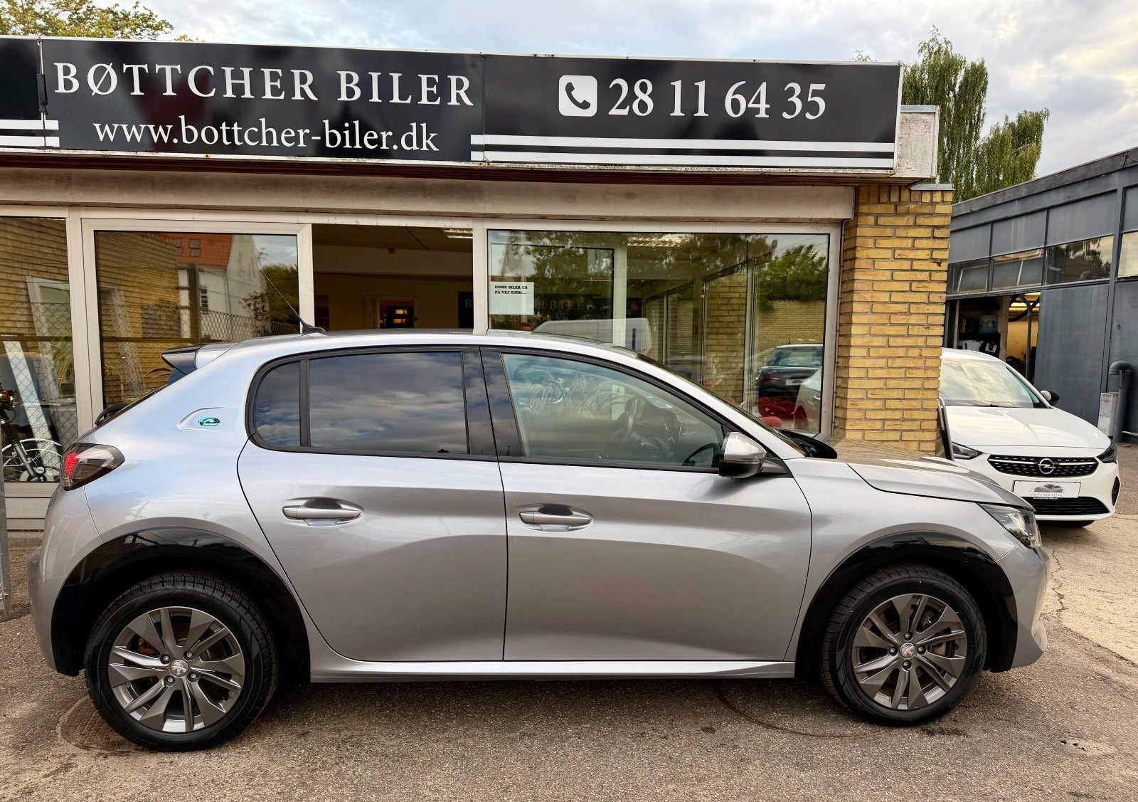 Sølv Peugeot e-208 fra 2021