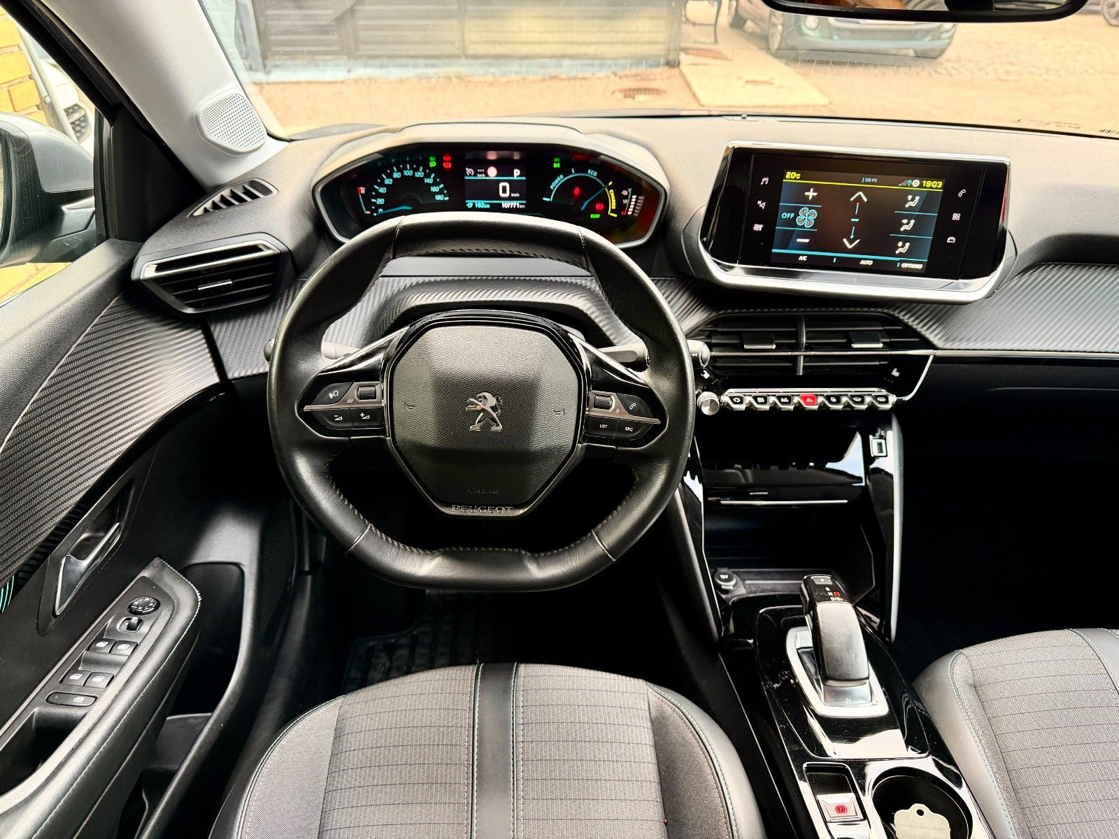 Sølv Peugeot e-208 fra 2021