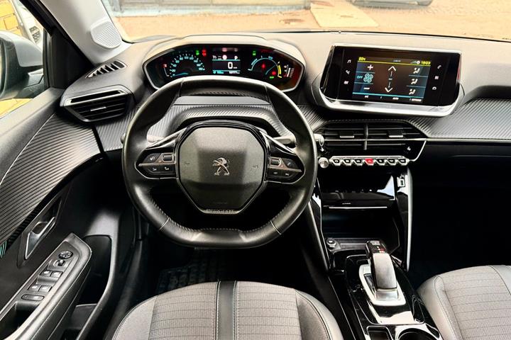 Sølv Peugeot e-208 fra 2021