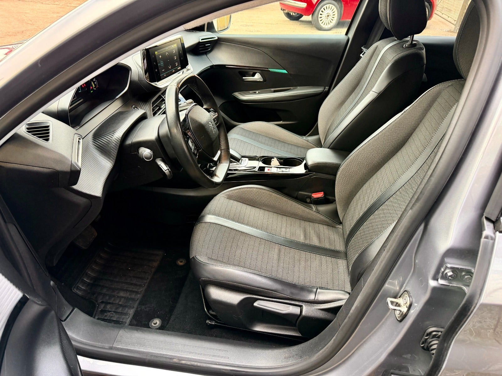 Sølv Peugeot e-208 fra 2021