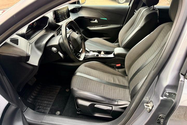 Sølv Peugeot e-208 fra 2021