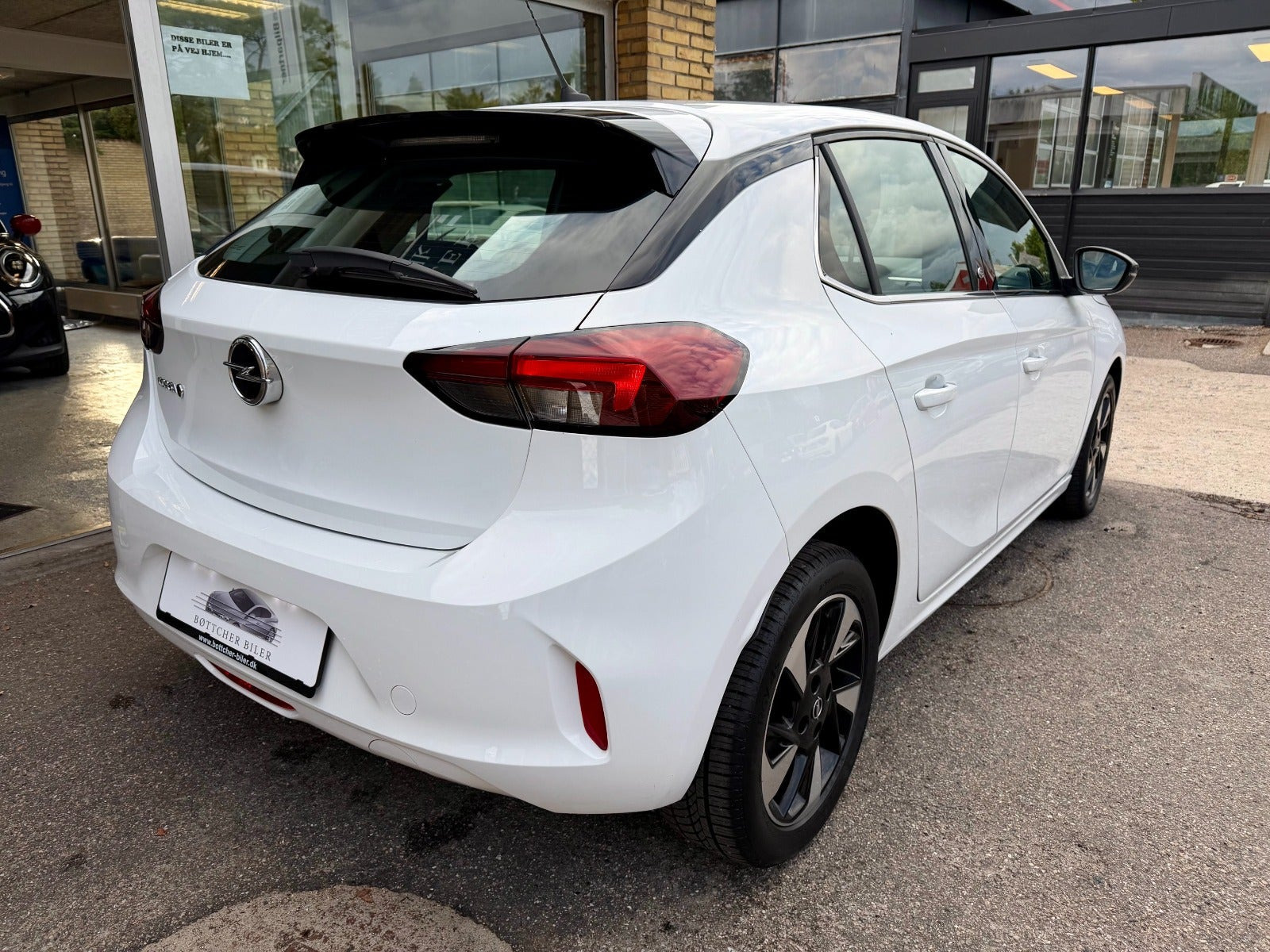 Hvid Opel Corsa-e fra 2023
