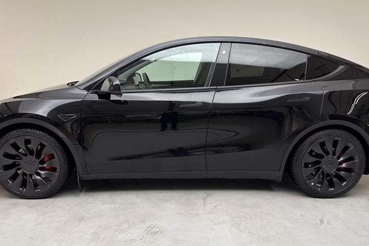 Sort Tesla Model Y fra 2024