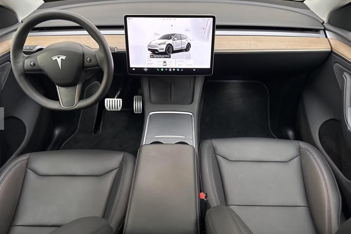 Sort Tesla Model Y fra 2024