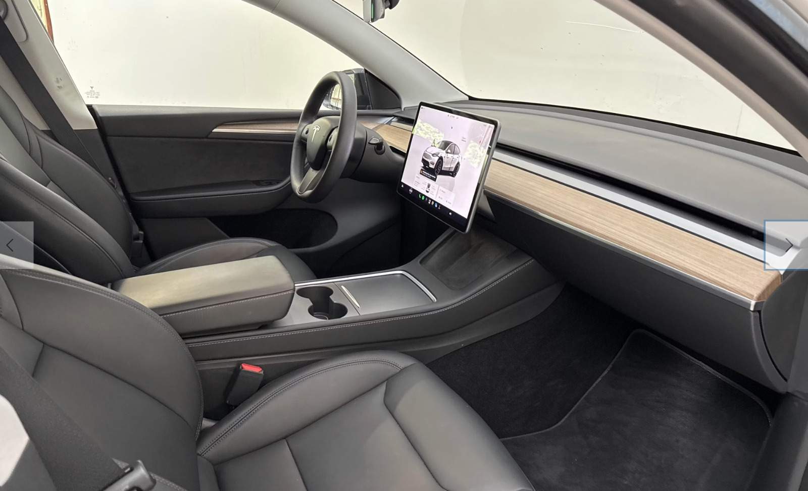 Sort Tesla Model Y fra 2024