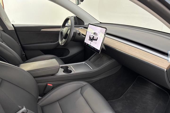 Sort Tesla Model Y fra 2024