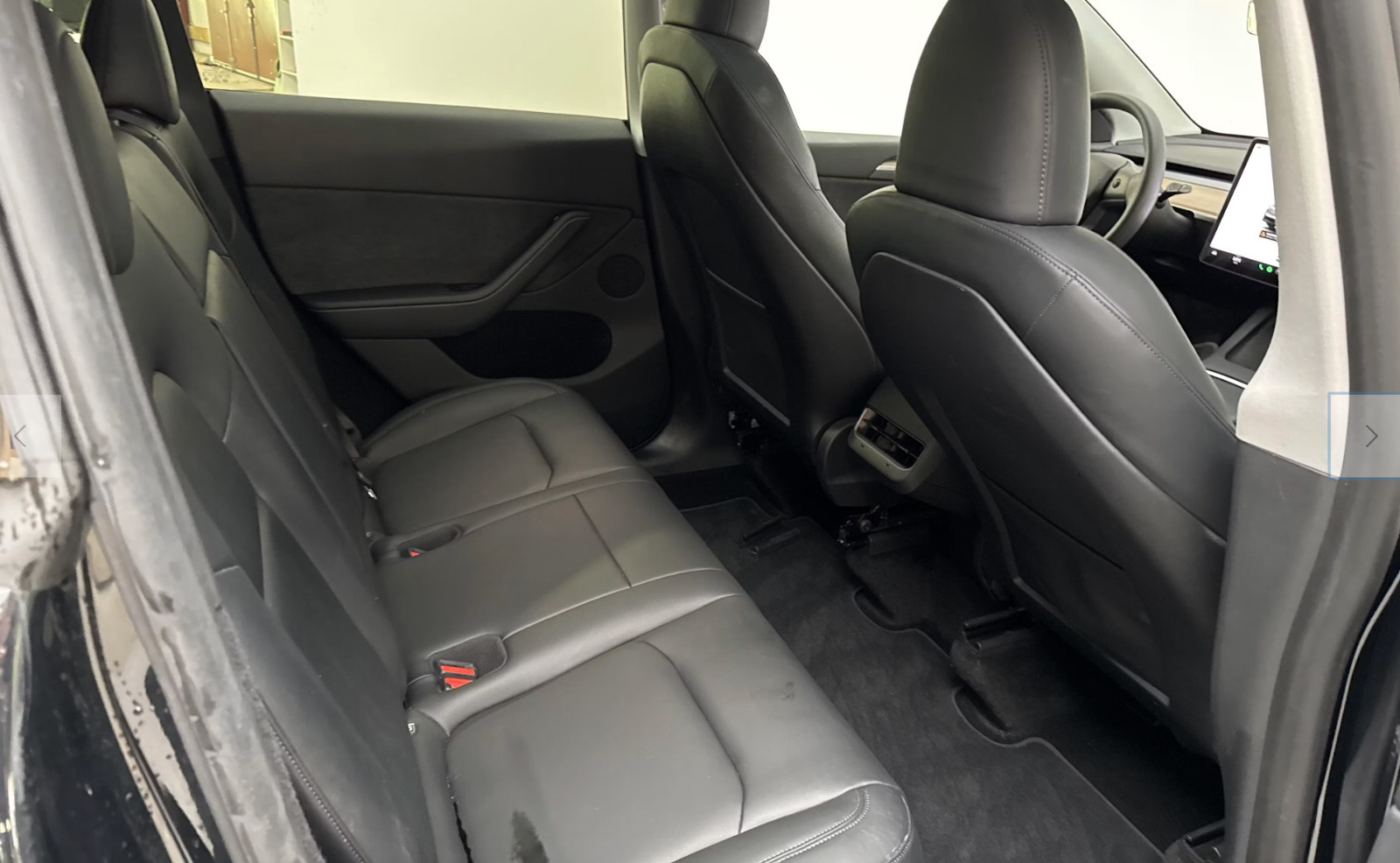 Sort Tesla Model Y fra 2024