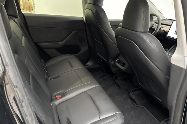 Sort Tesla Model Y fra 2024